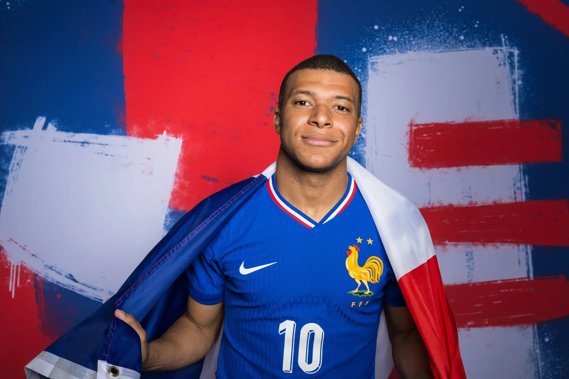 O capitão Mbappé está feliz e aliviado. É dessa alegria que a França precisa para ganhar o Euro de novo