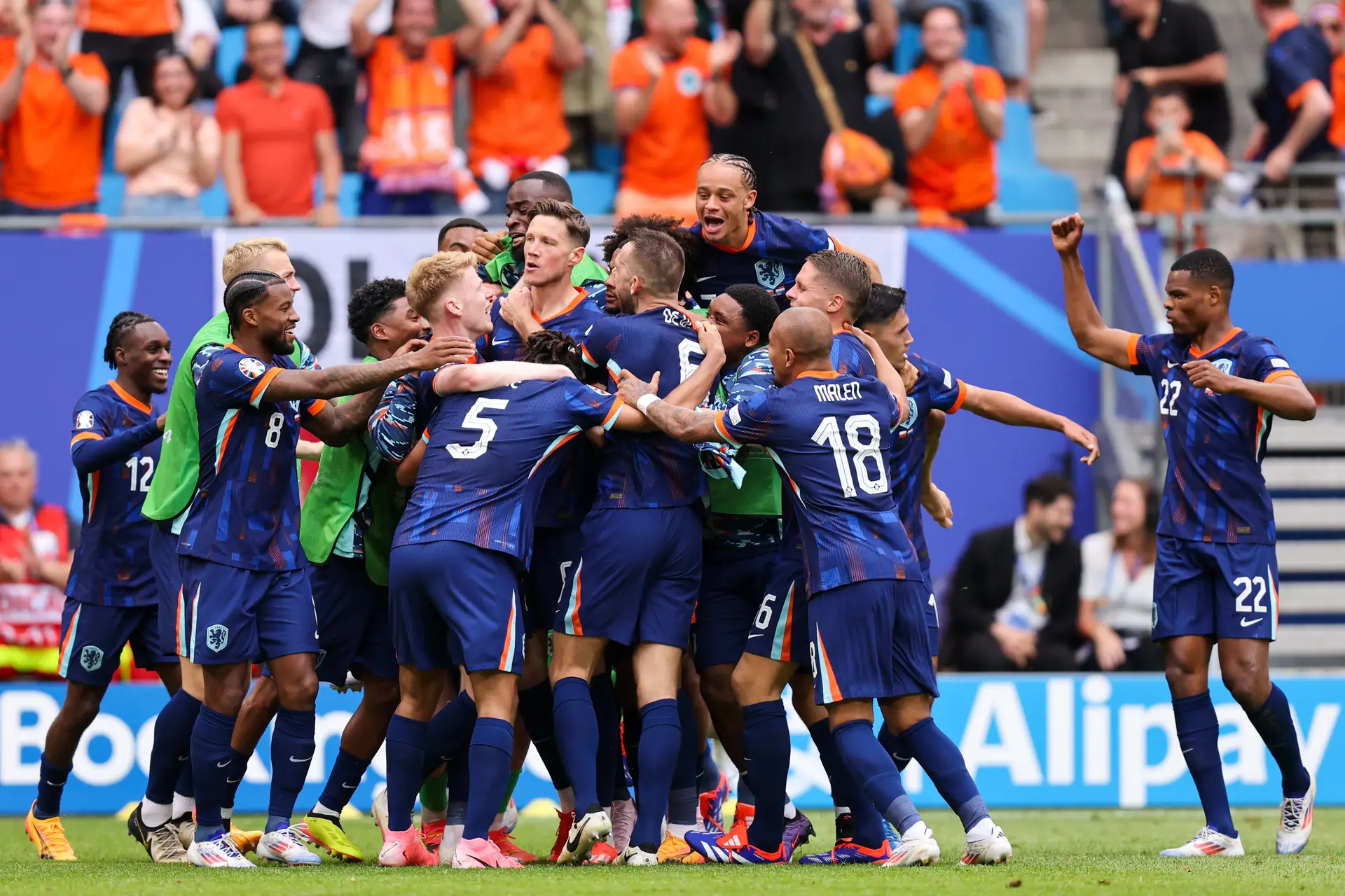 Depay fez muita fita e Weghorst resolveu com o próprio estilo o Polónia-Países Baixos