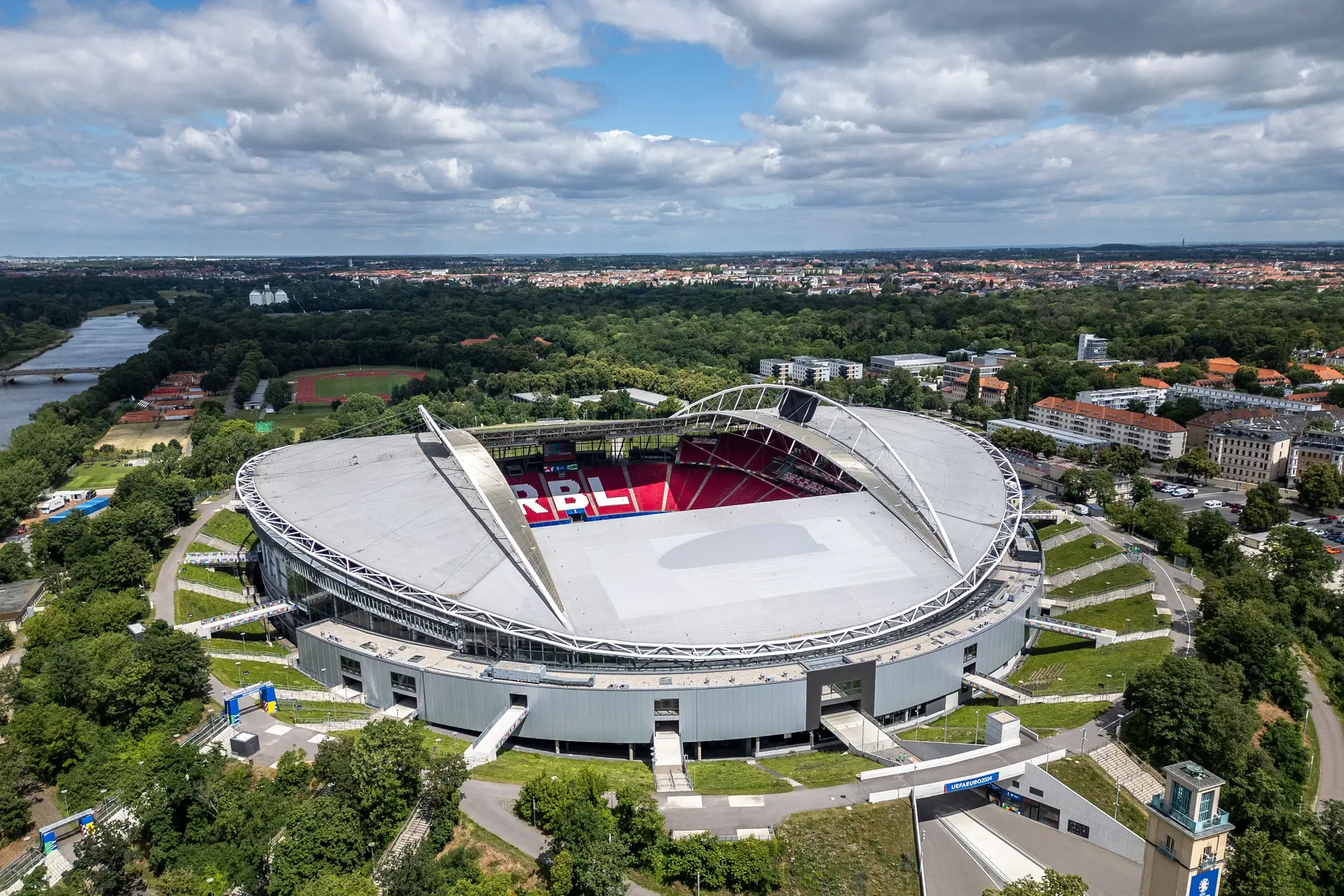 O reconstruído Estádio Central de Leipzig, agora Red Bull Arena, mantém alguns traços do monumental antigo estádio da cidade, que levava mais de 100 mil pessoas. Um testemunho vivo da complexa história de Leipzig e do seu renascimento neste século