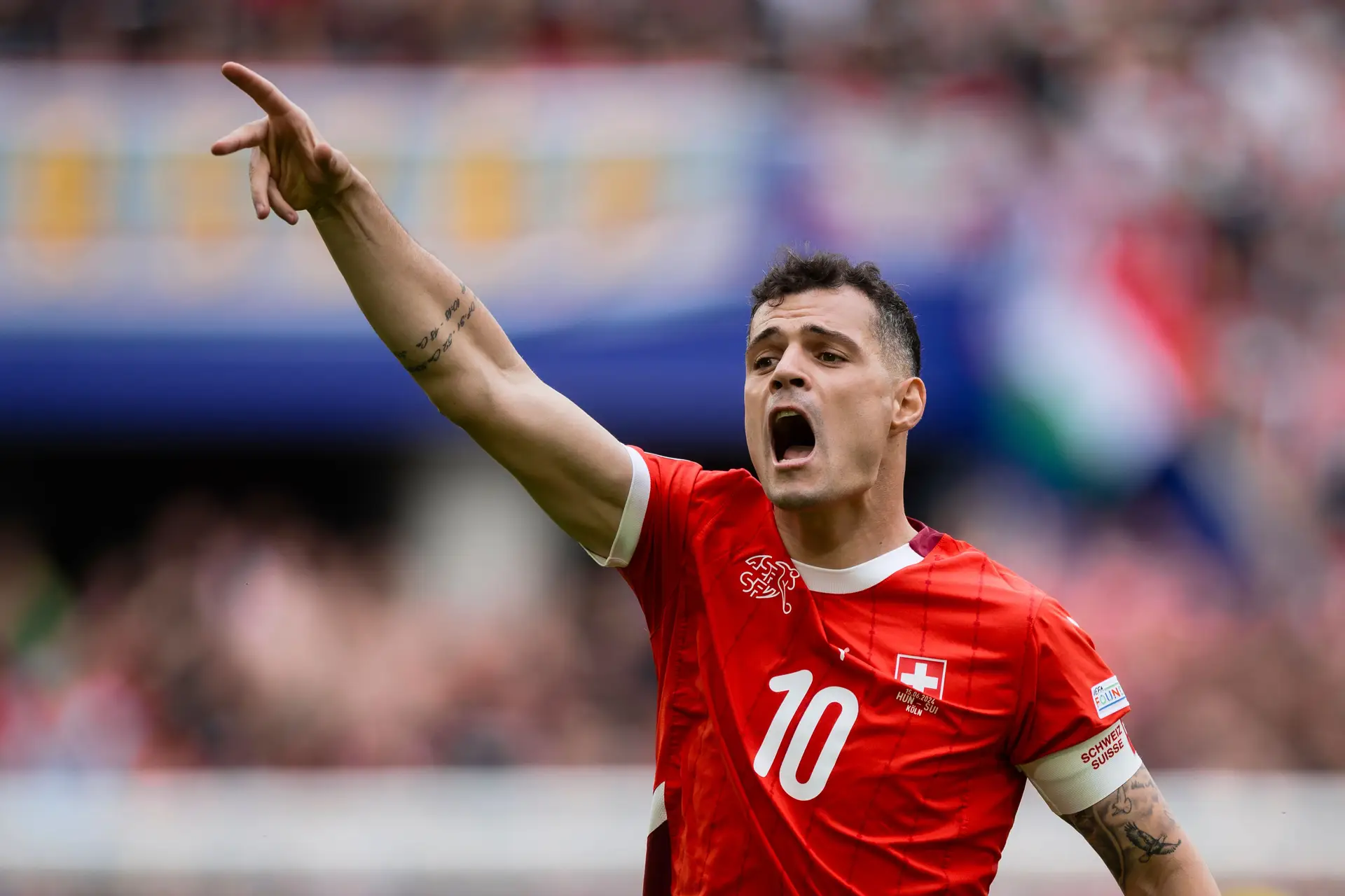 Granit Xhaka ainda está a aprender como controlar as emoções mesmo sendo, literalmente, um treinador em campo