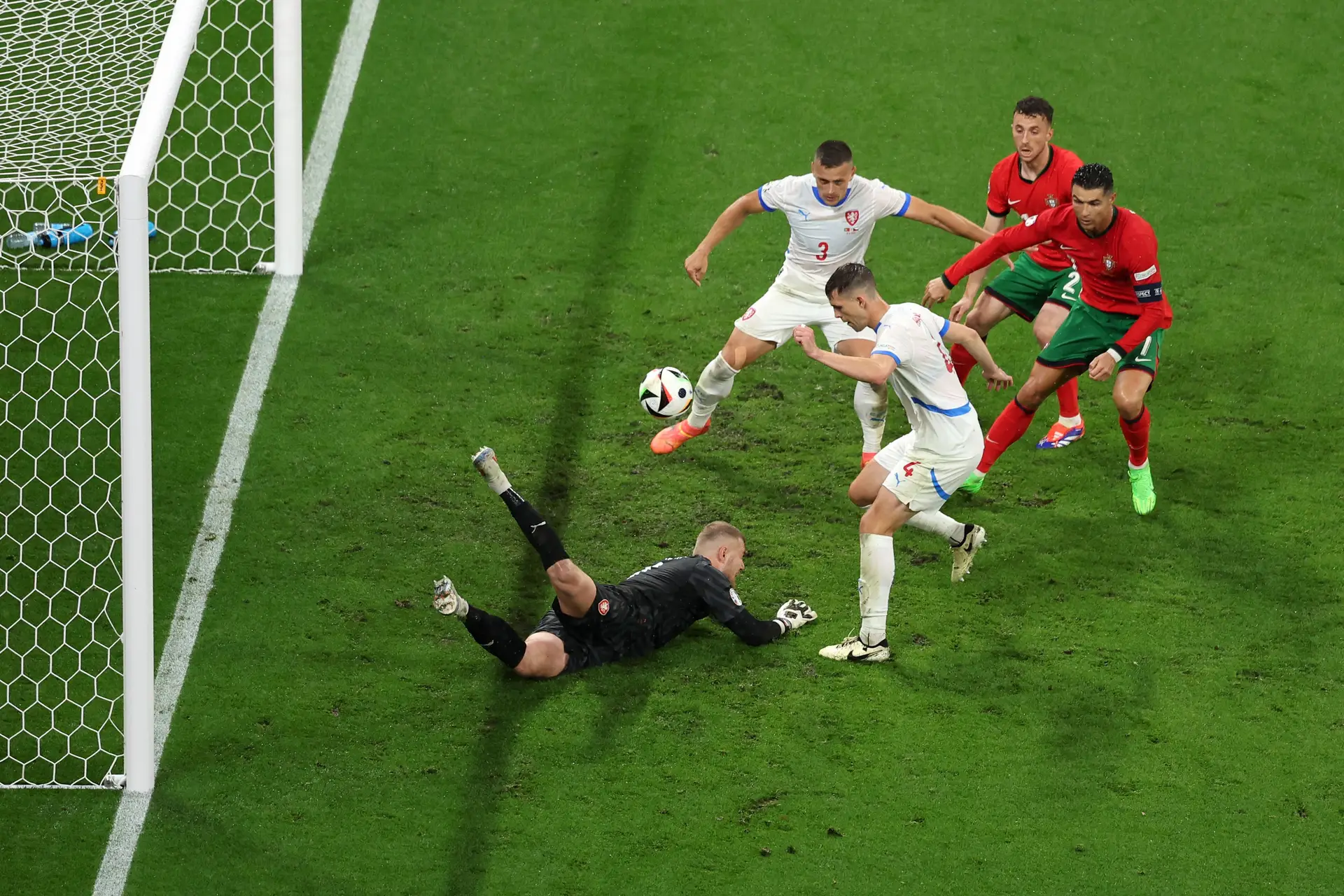 Recordistas de posse, recordistas de cruzamentos, mas poucas oportunidades: o que dizem os números do jogo de Portugal contra a Chéquia