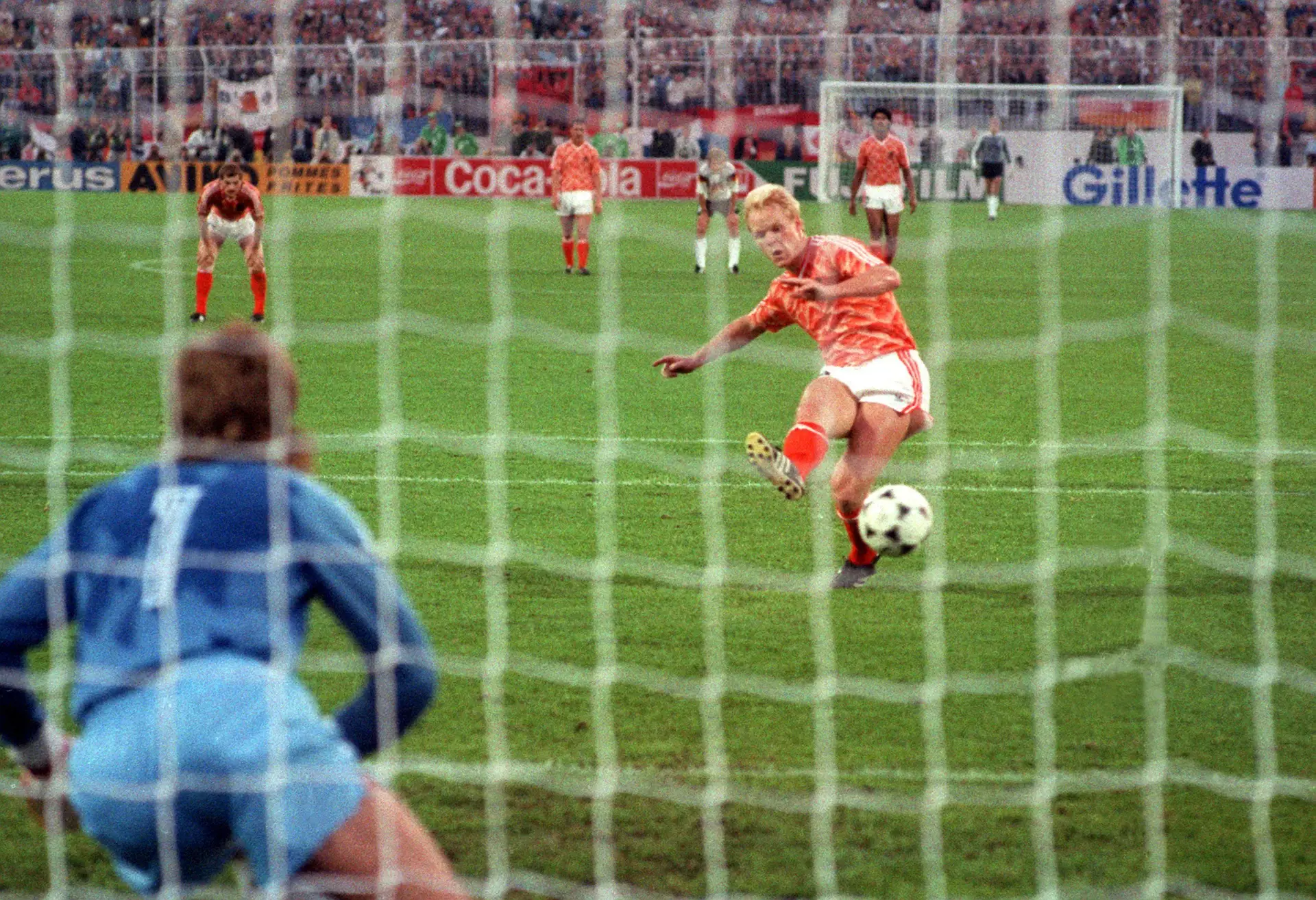 A marcar um penálti nas meias-finais do Euro 1988, contra RFA