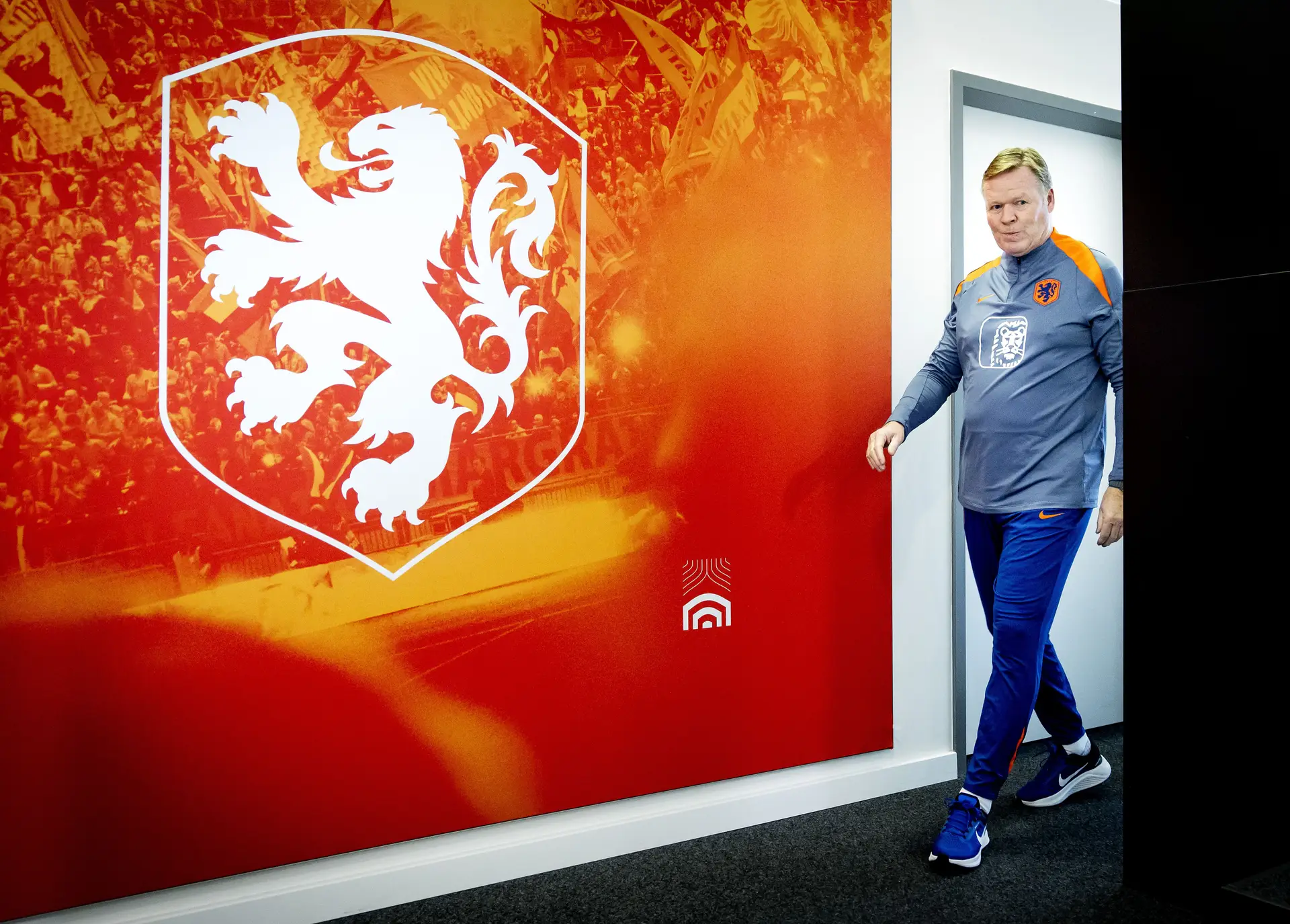 Um, dois, três, cá está Ronald Koeman com os Países Baixos outra vez