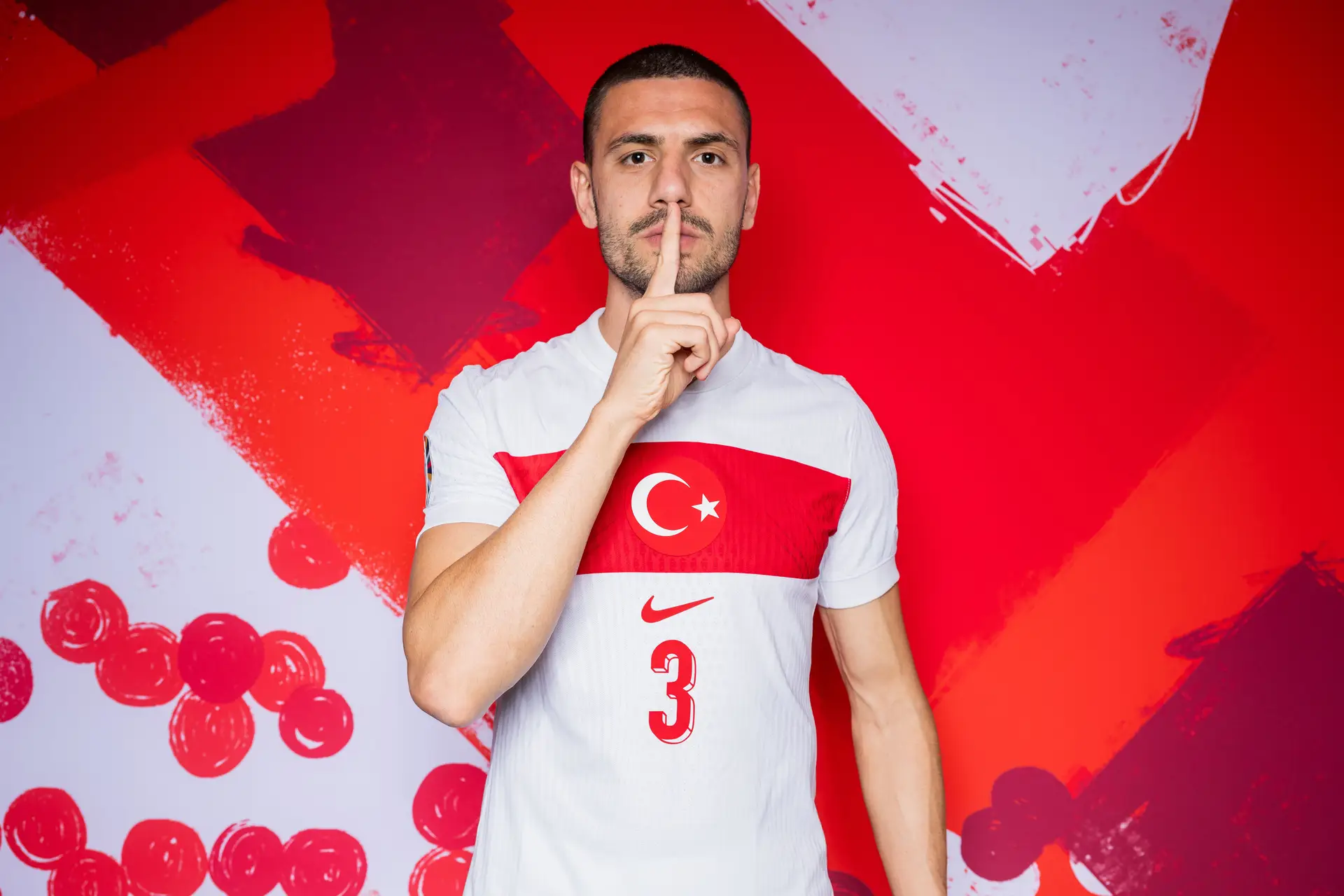 De Alcanena para o Europeu, aí está o turco Demiral, que aos 18 anos metia medo aos avançados da própria equipa