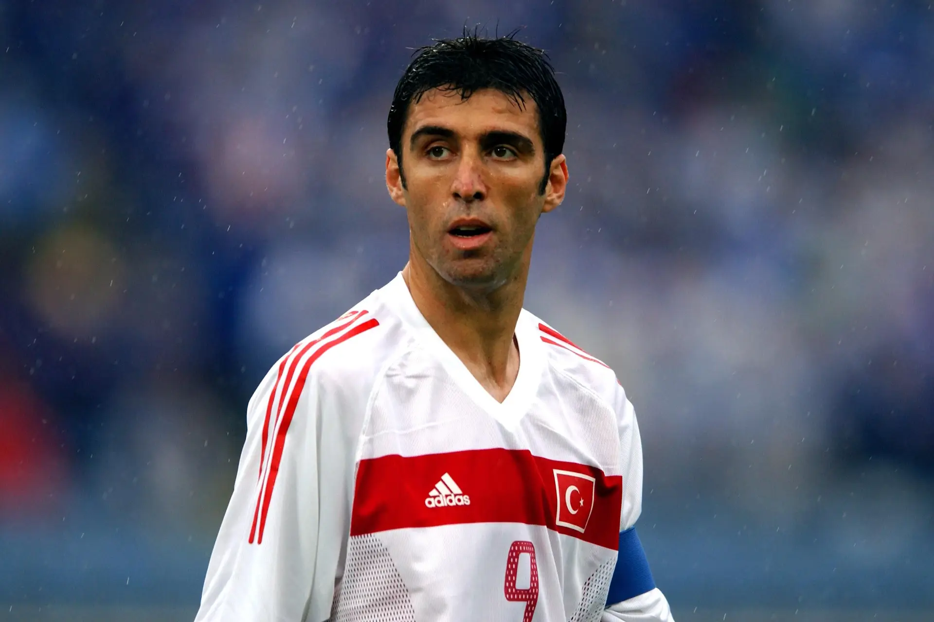 O 👑 do futebol turco vive exilado nos EUA, onde conduz um Uber. E ninguém quer falar dele porque Erdogan não gosta de Hakan Sükür