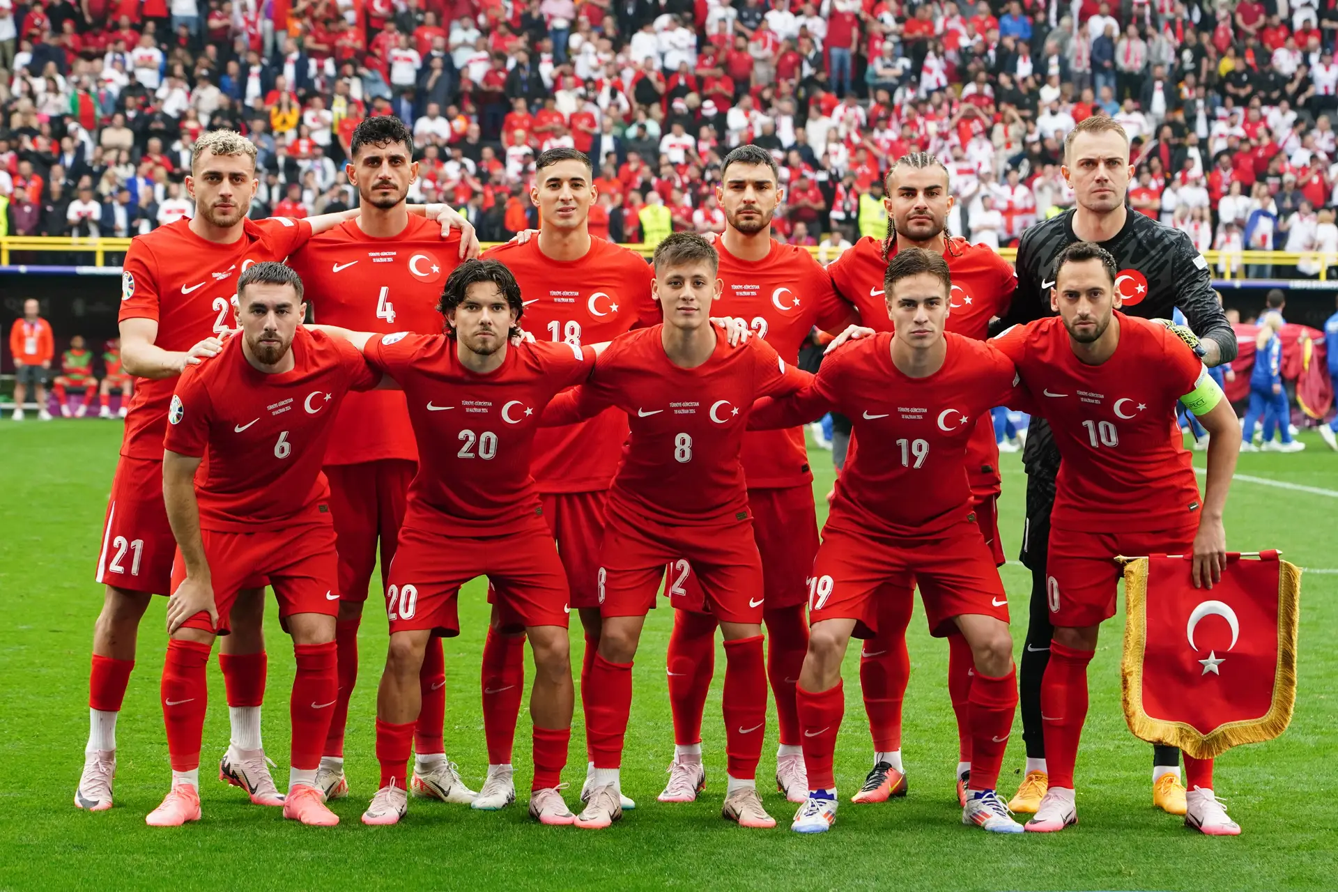 Assim jogam os turcos, com muitas trocas de posição entre os jogadores quando atacam e Kökçü a número 10