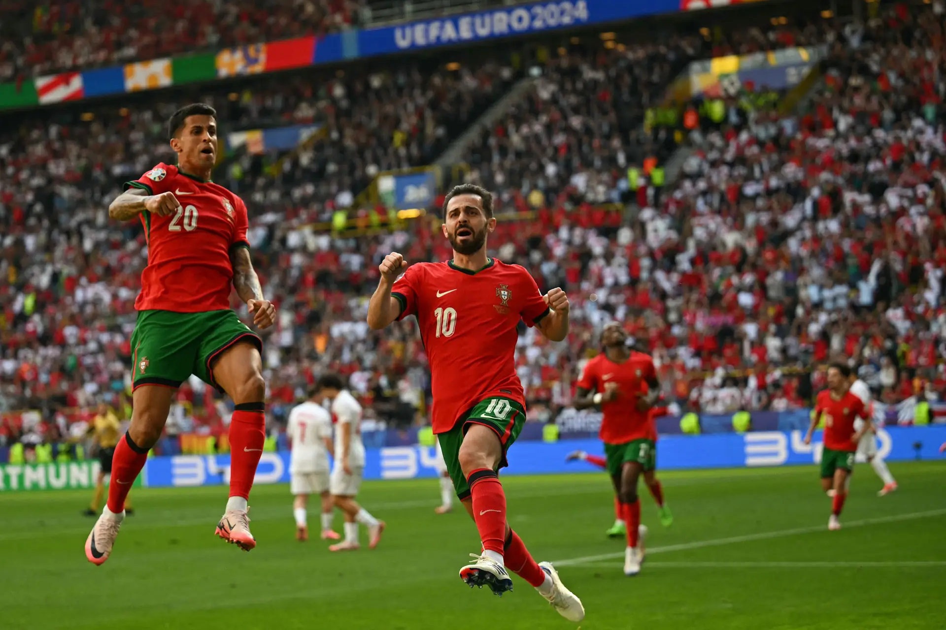 Muitos passes para o último terço, Bernardo e João muito amigos e uma intenção após o intervalo: o que dizem os números do Portugal-Turquia
