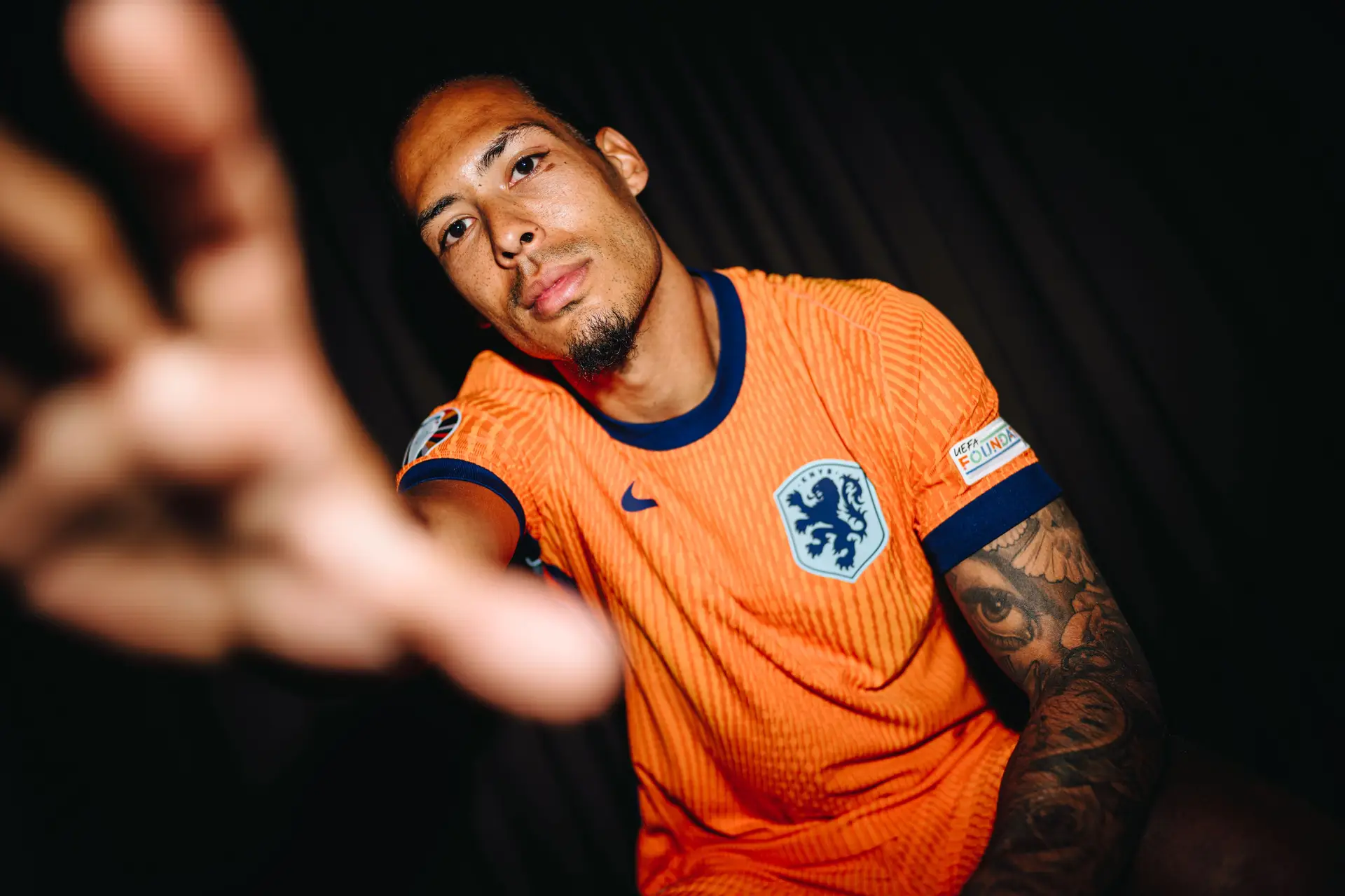 Virgil Van Dijk: como o miúdo que chegava tarde aos treinos e assinou o seu testamento na cama do hospital se tornou líder dos Países Baixos