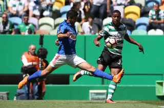 Dinis em ação pelo Belenenses num jogo frente ao Sporting, em 2017