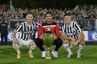 Connor, Dinis e Lucas Masoero com a Taça da Bulgária, conquistada pelo Loko Plovdiv em 2019/20