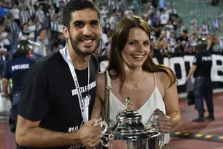 Dinis com a mulher e a Taça conquistada pelo Plovdiv