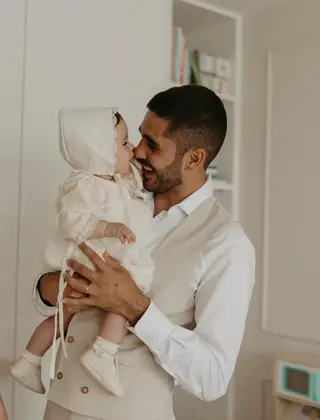Dinis com a filha Constança, nascida em setembro de 2023