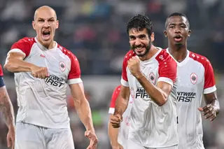 O central (no centro)a festejar um golo da sua equipa do Royal Antwerp 