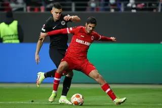 Dinis tenta segurar a bola, à frente de Rafael Borre, do Eintracht Frankfurt, durante um jogo Liga Europa, em 2021
