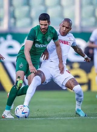 Dinis (à esquerda), em ação pelo Ludogorets