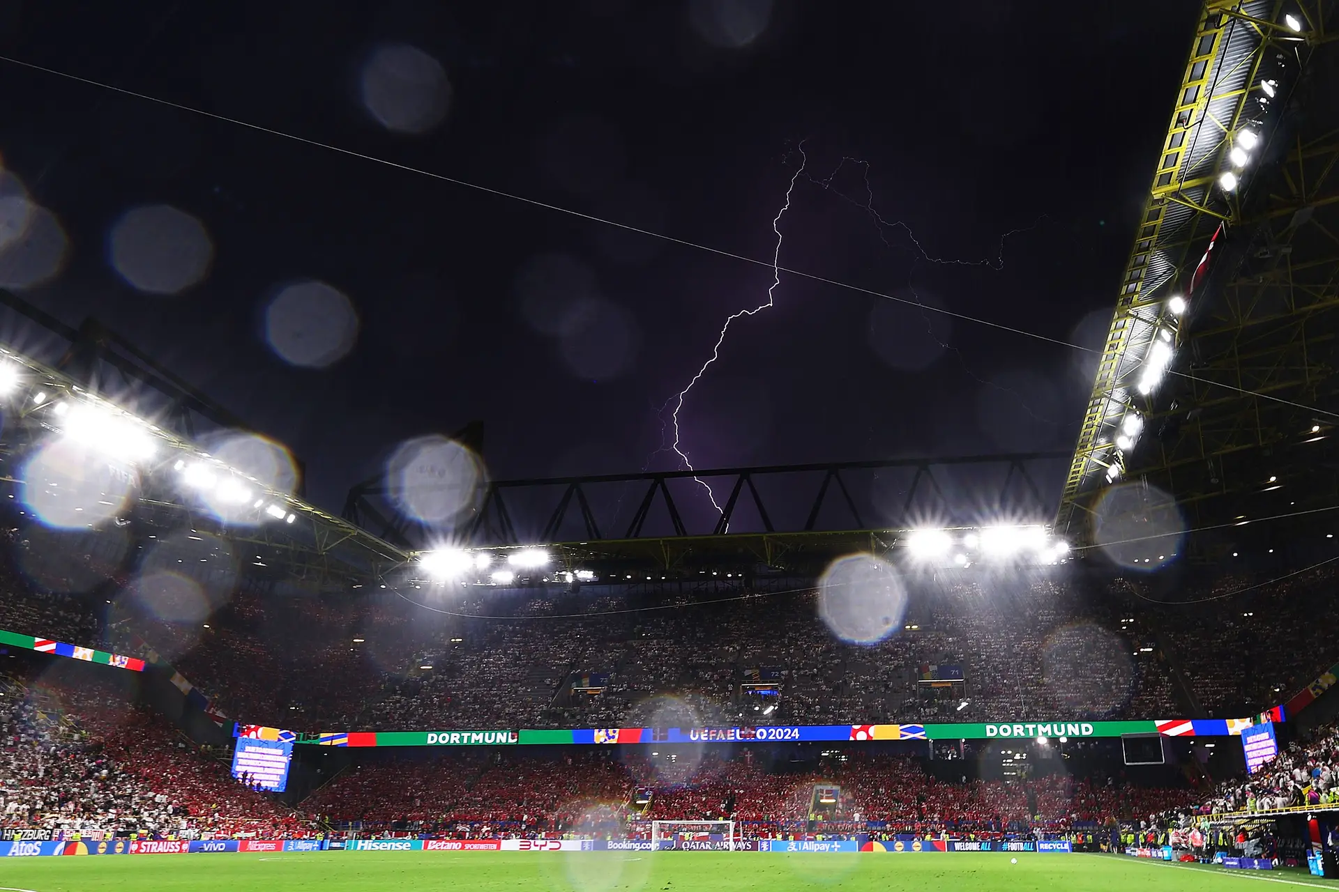 “Jogo suspenso devido a condições meteorológicas adversas”: Alemanha-Dinamarca interrompido pela trovoada