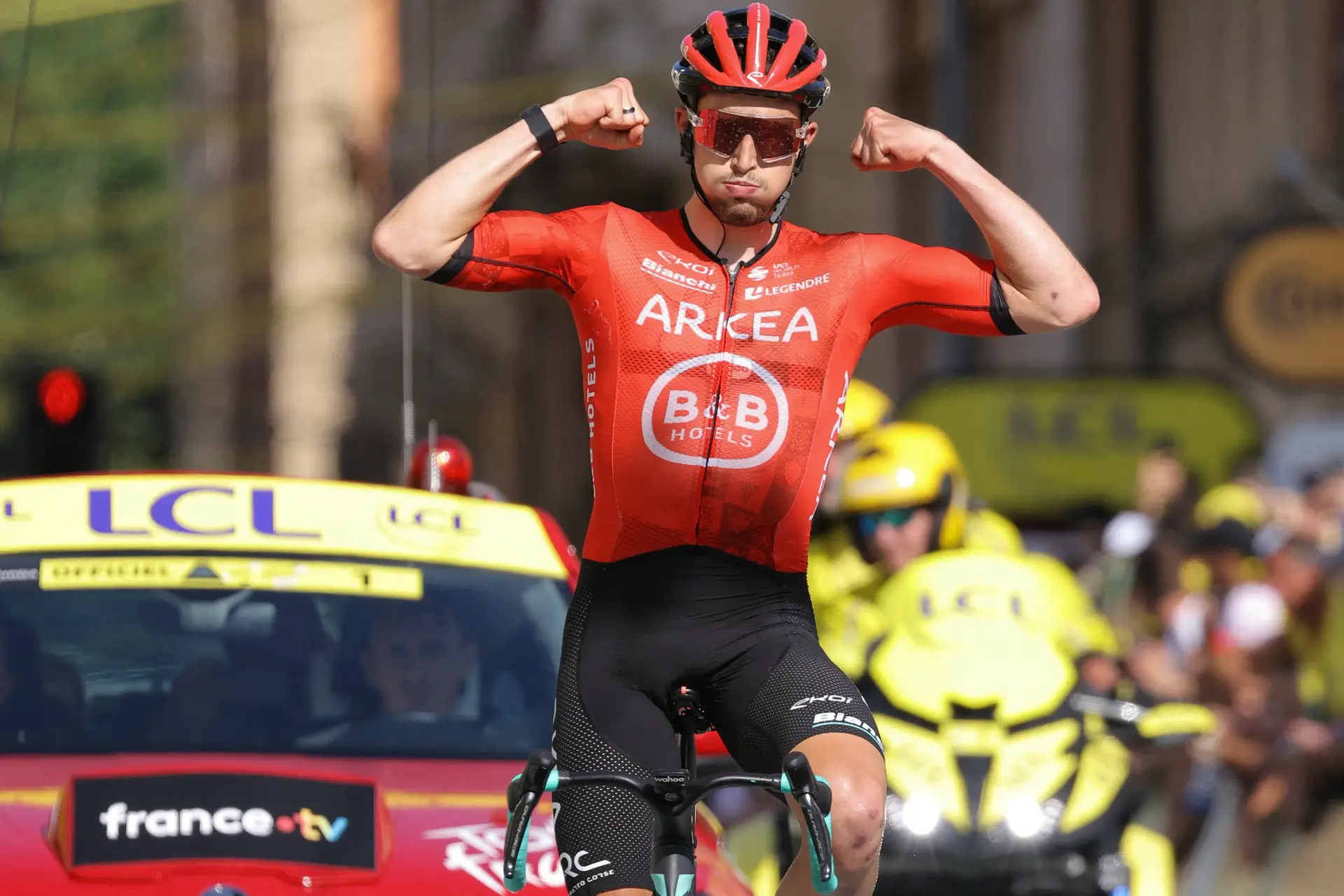 Tour de France: Nelson Oliveira ficou às portas da história, mas Vauquelin prossegue a festa francesa