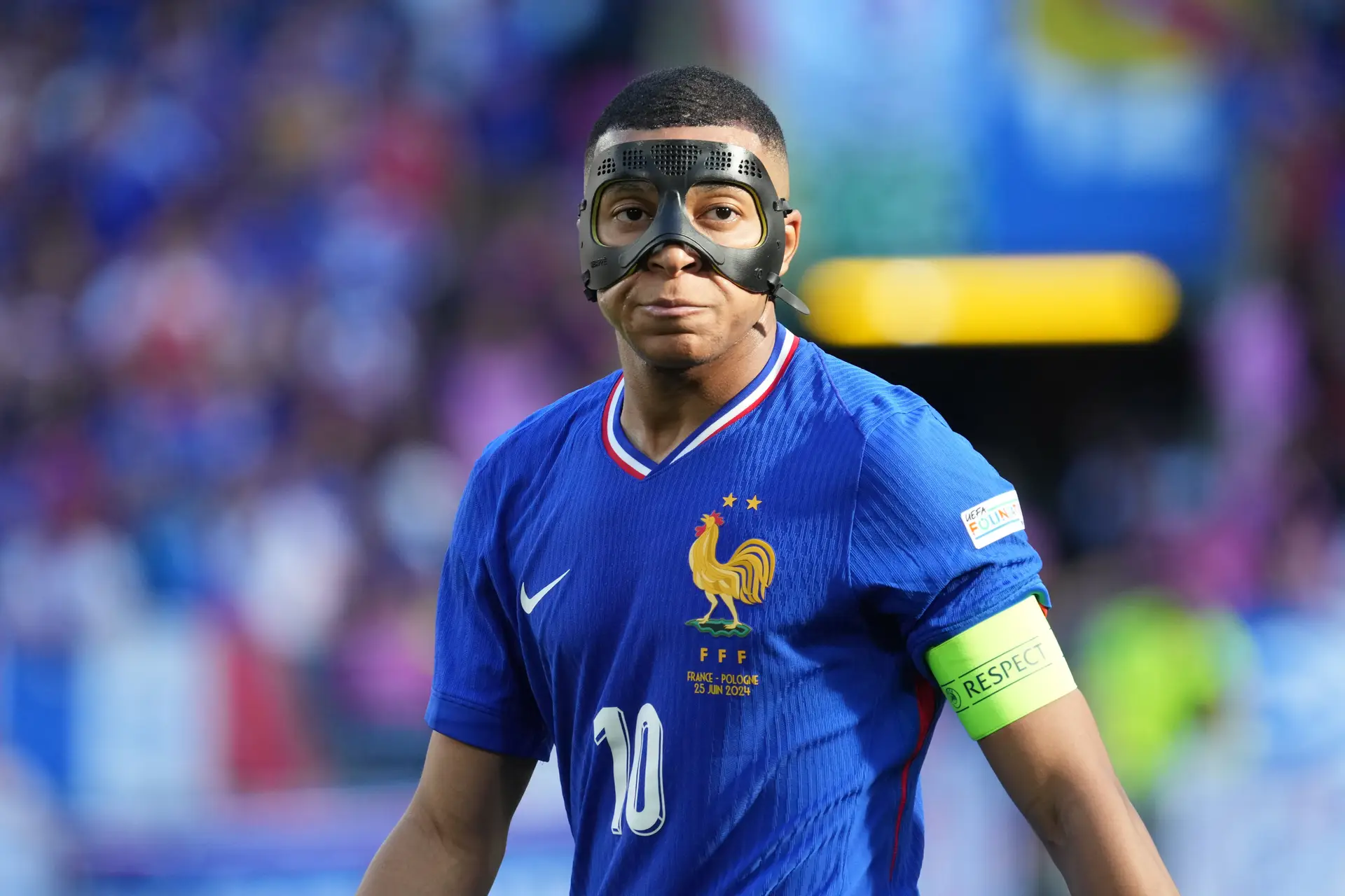 Que tal é jogar de máscara, como Mbappé? “Dá para jogar, mas incomoda. Perde-se visão periférica e parece que estás sempre a transpirar”
