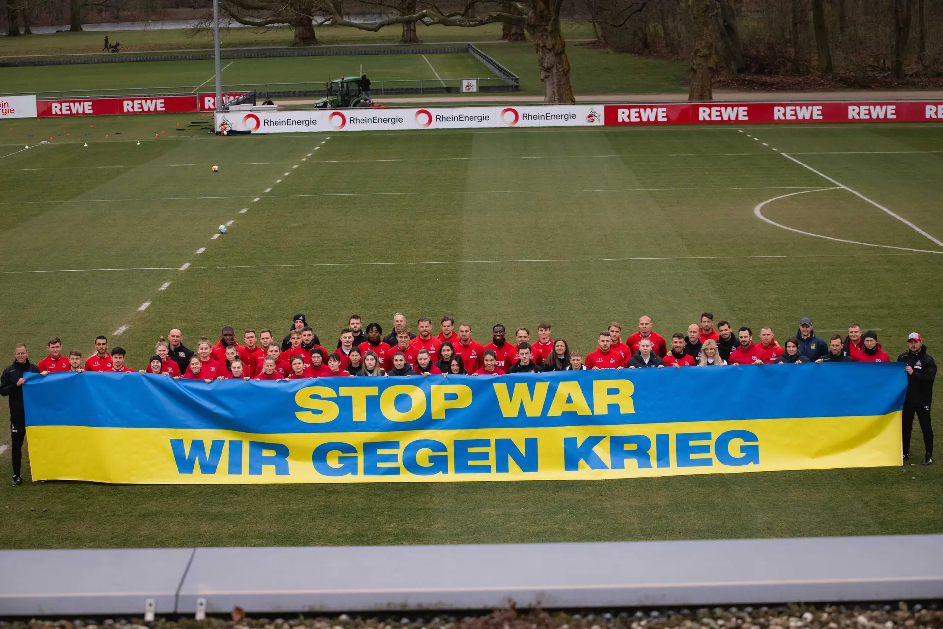 Jogadoras FC Kryvbas e funcionários do FC Köln.