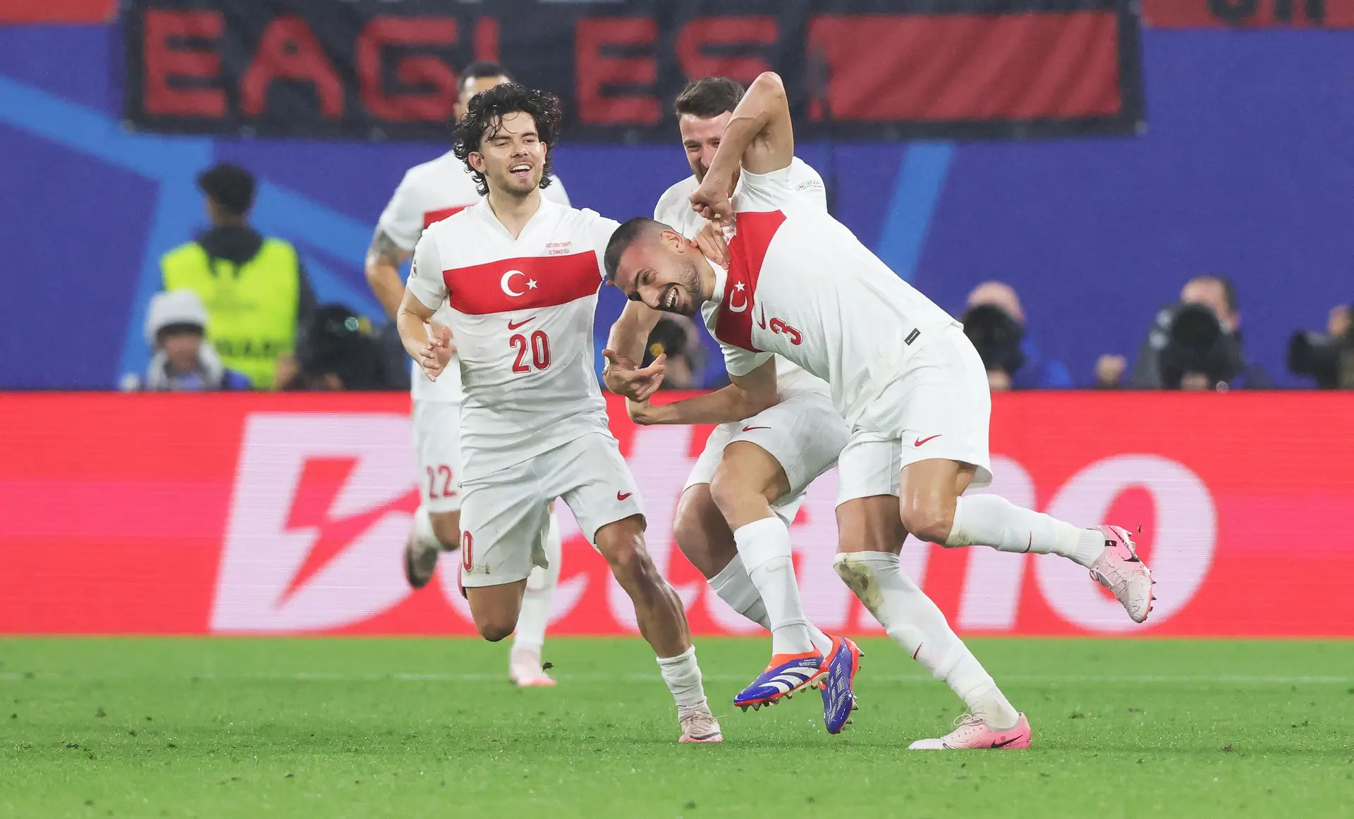 Quem diz que nos jogos a eliminar não há eletricidade pode sempre ver como a Turquia afastou a Áustria