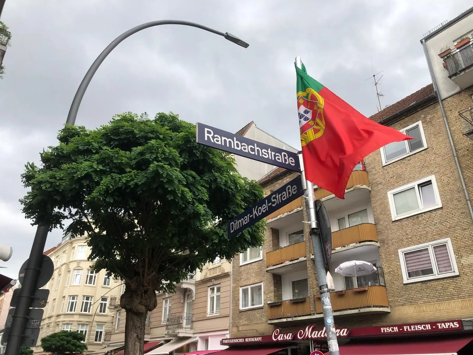 No Portugiesenviertel de Hamburgo come-se comida portuguesa, fala-se em português e espera-se pela seleção: “Se ganharmos isto vai estourar”