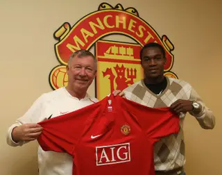Sir Alex Ferguson e Manucho no dia da apresentação do angolano em Manchester