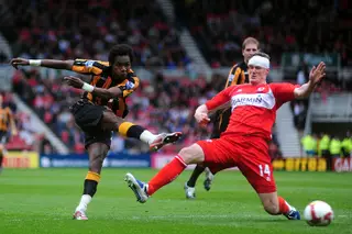 Manucho chuta para golo, pelo Hull City, o clube o qual foi emprestado pelo United em 2008/09