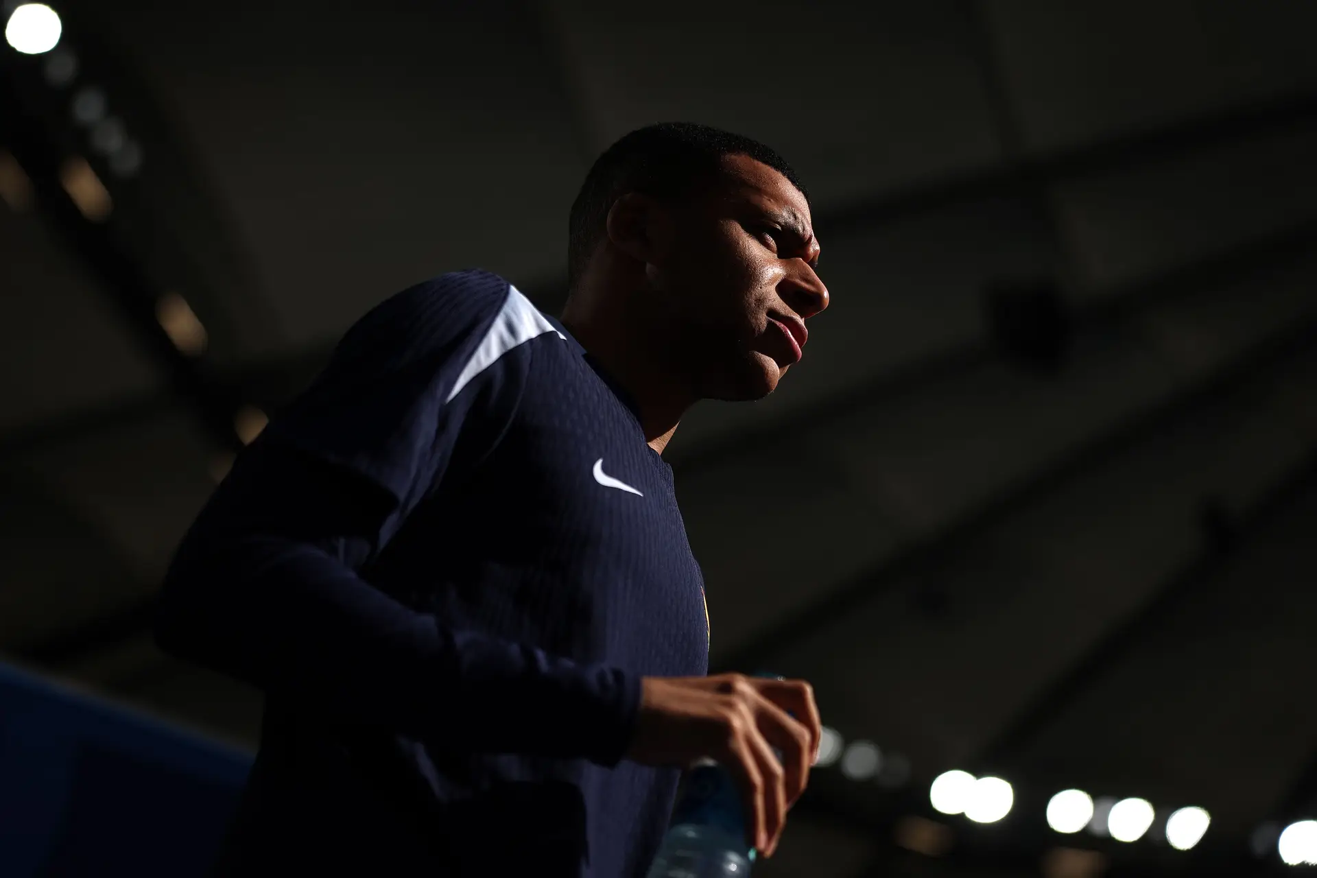 Os jogadores franceses falaram contra a extrema-direita. Bem, uns mais do que outros, mas Mbappé redimiu-se com uma excelente piada