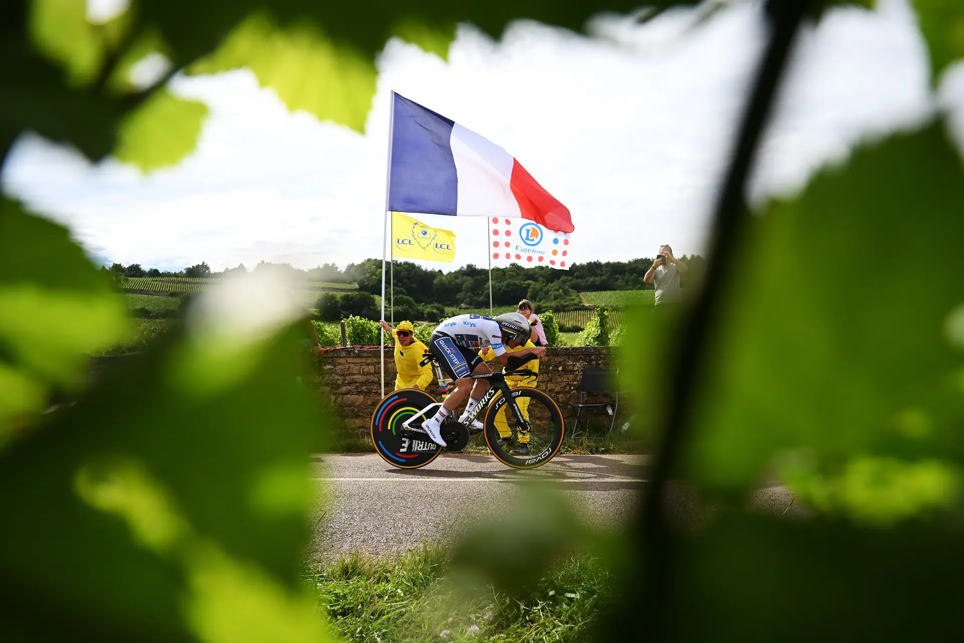 Tour de France: Remco Evenepoel voa em novo dia positivo para João Almeida