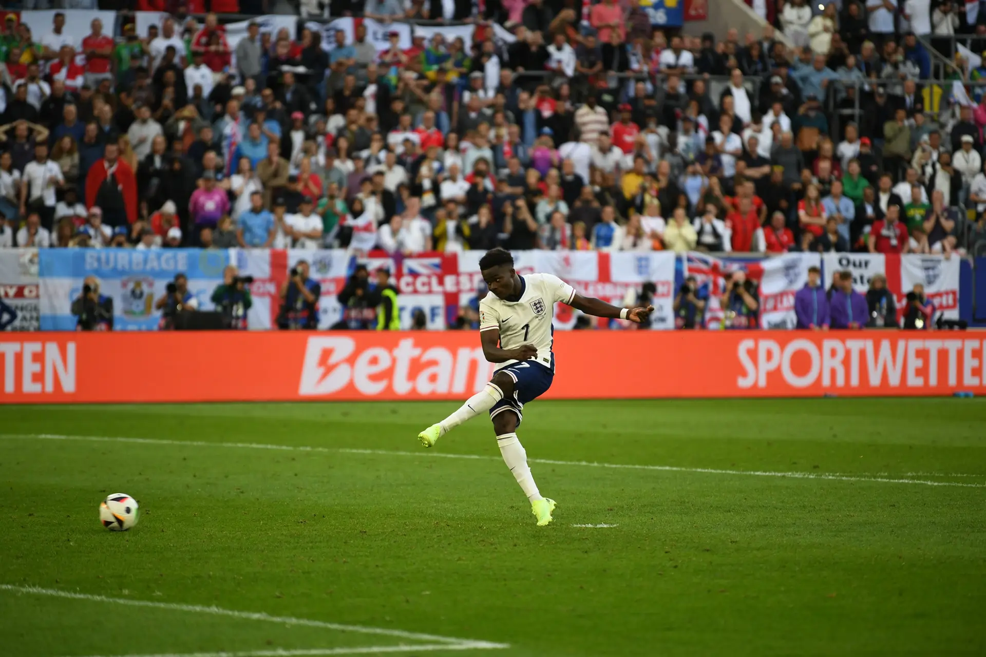 A redenção de Bukayo Saka do crime que Bukayo Saka nunca cometeu