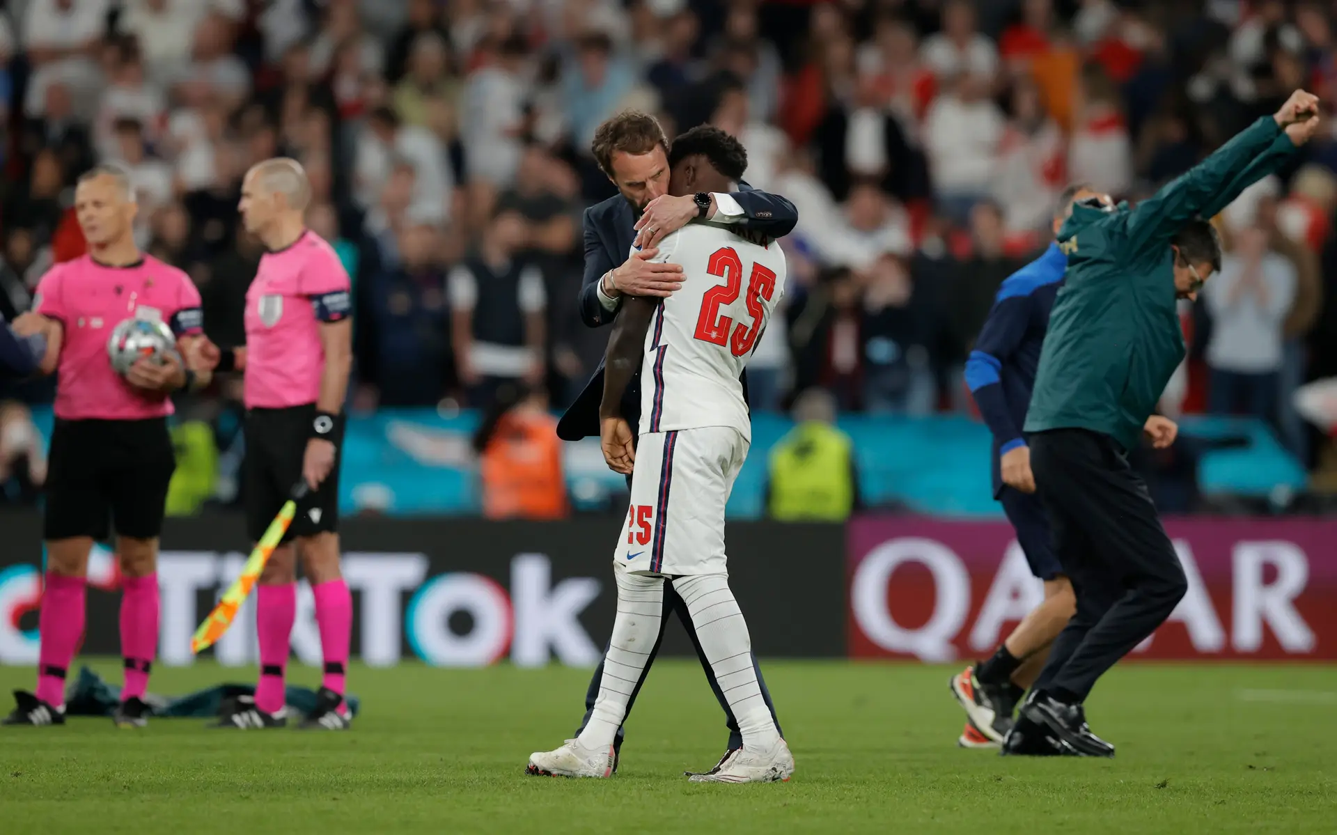 Southgate conforta Saka depois da final perdida contra Itália