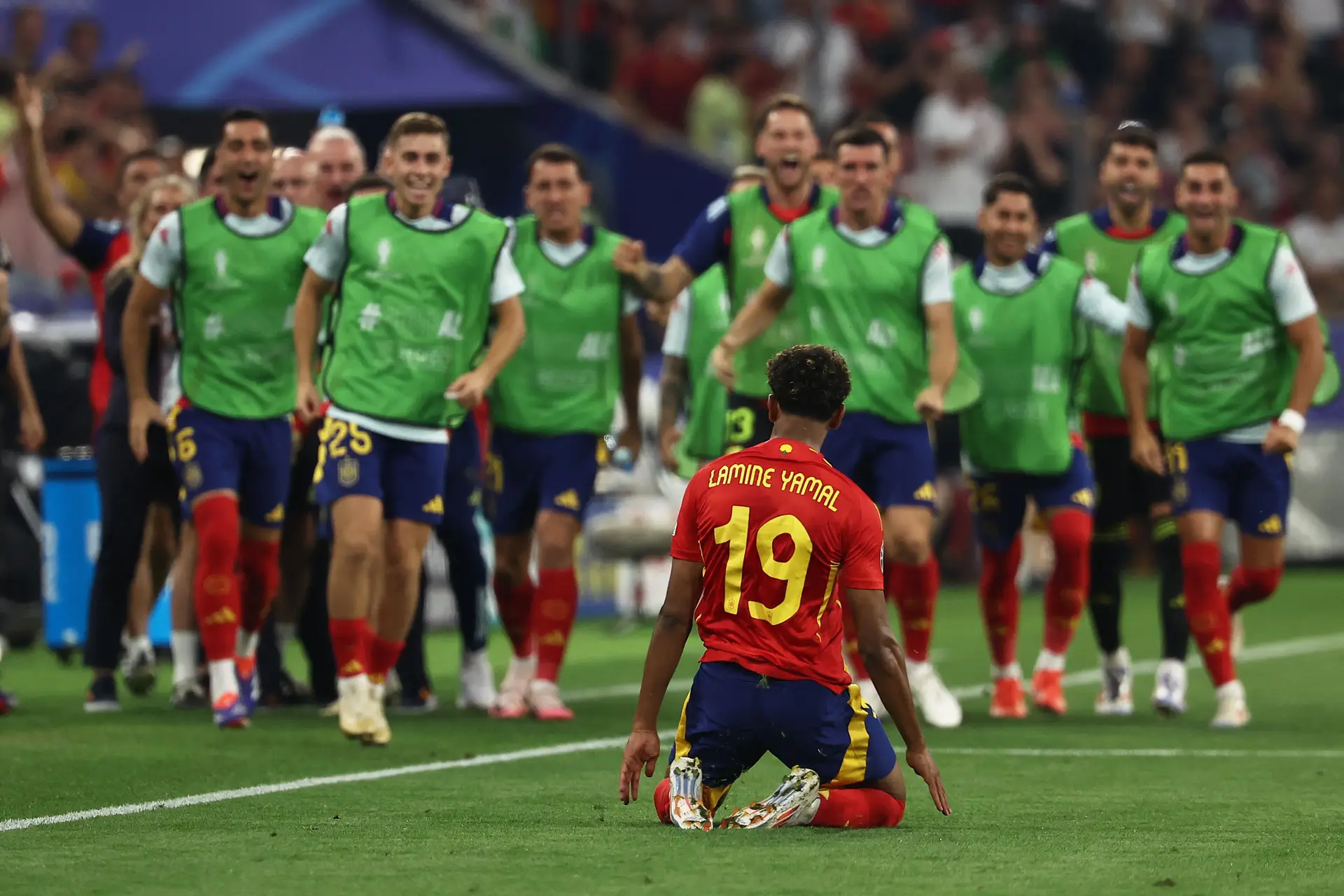Lamine Yamal, o mais adulto numa sala cheia de gigantes, abre a porta da final à Espanha