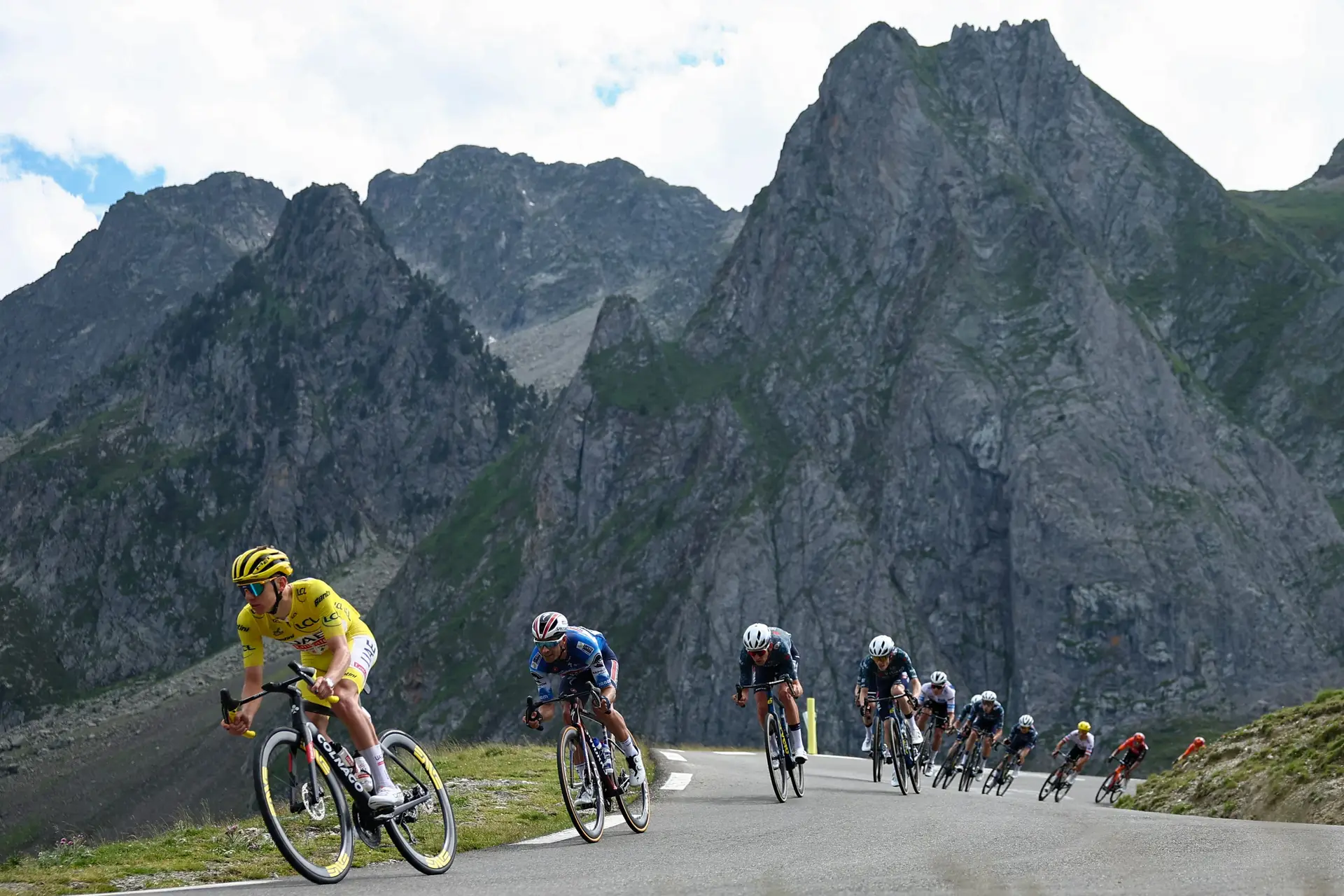 Tour de France: no alto de Pla d’Adet reinou Pogacar, o ‘monstro’ amarelo que ganhou vantagem na liderança