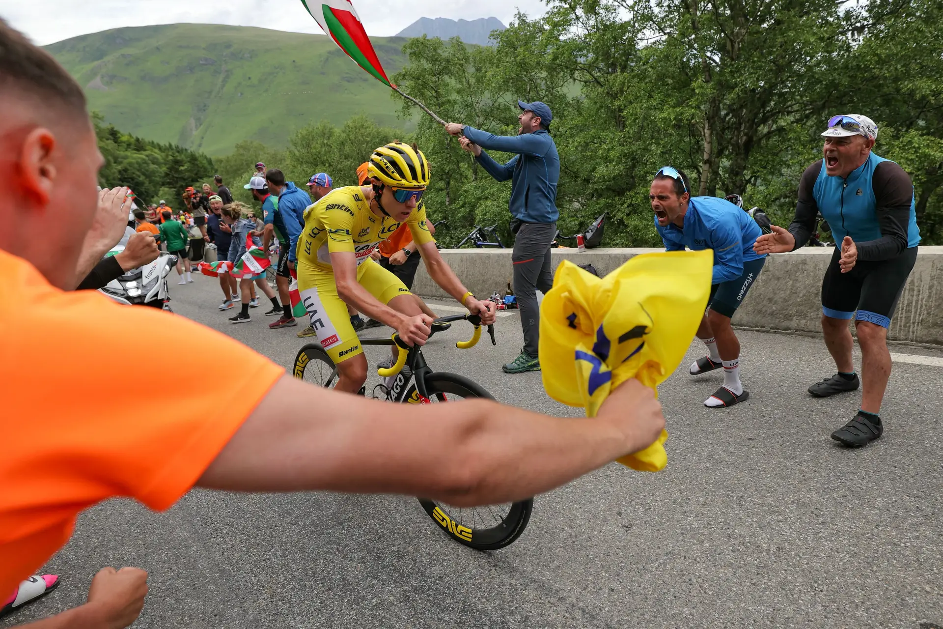 Um adepto atirou batatas fritas a Pogacar e Vingegaard no Tour de France. E vai ter de responder em tribunal por isso