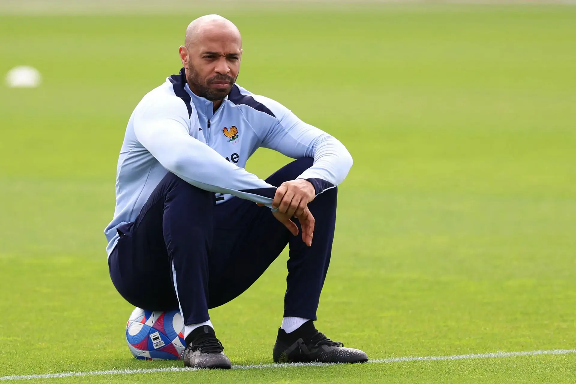 Thierry Henry está nos Jogos depois de levar “tantas negas como na escola”. Mas Henry, homem de mil facetas, parece ser inimigo de dar negas