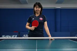 Zhiying Zeng, a “tia Tania” do Chile, tem 58 anos e uma empresa de mobiliário. Ah, e vai participar no ténis de mesa nos Jogos Olímpicos
