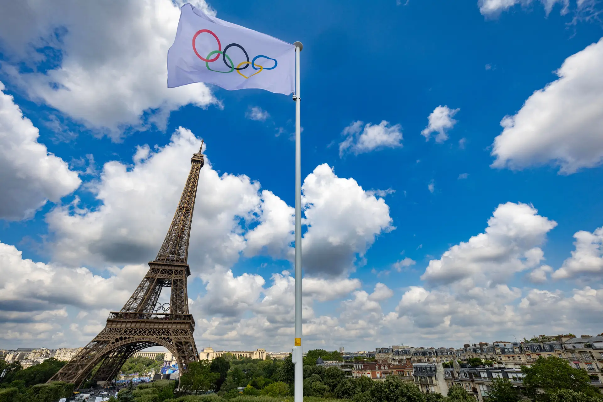 Um café com Simon Kuper: “Os Jogos Olímpicos transformam uma cidade no centro do mundo, mas Paris sempre se achou o umbigo do mundo”