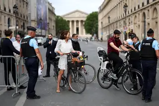“Mas então como é que vou para casa?” Paris antes da cerimónia de abertura, uma cidade com menos turistas, mas cheia de polícias e barreiras