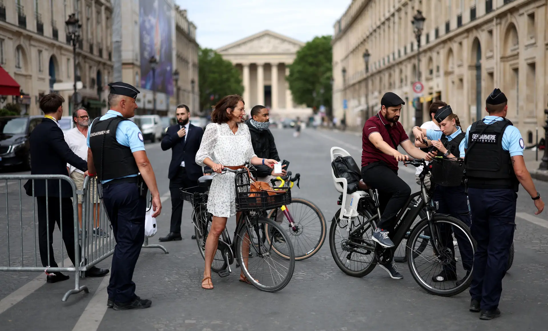 Um ponto de controlo perto da Praça da Concórdia, com pessoas a tentarem mostrar os respetivos QR Codes à polícia