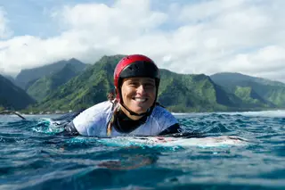 O hábito que Yolanda Hopkins mantém, lá longe no Taiti, de ser a melhor surfista portuguesa nos Jogos Olímpicos