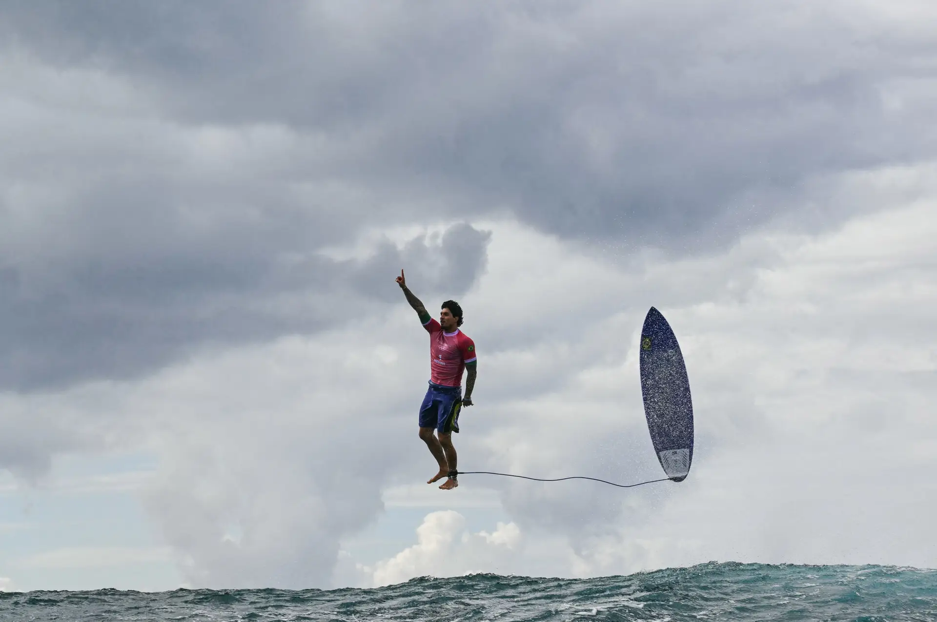 A melhor foto dos Jogos foi tirada a 15.000 km de Paris, no surf. E quem a tirou diz-nos que estava mais preocupado em não estragar a câmara