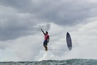 A melhor foto dos Jogos foi tirada a 15.000 km de Paris, no surf. E quem a tirou diz-nos que estava mais preocupado em não estragar a câmara