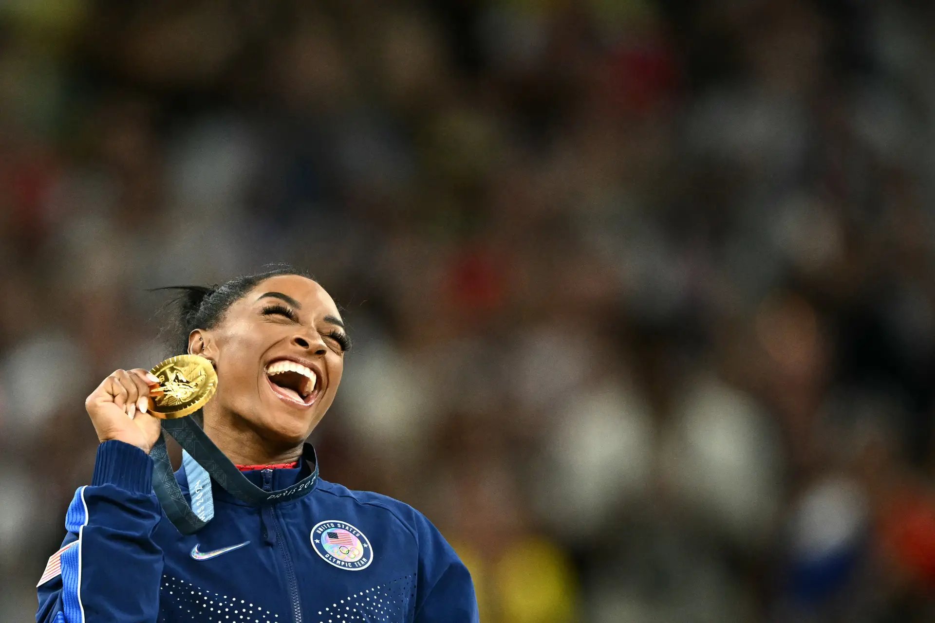 Salta, Simone, salta e sorri até ao ouro: Biles engrandece a sua lenda com a terceira medalha em Paris