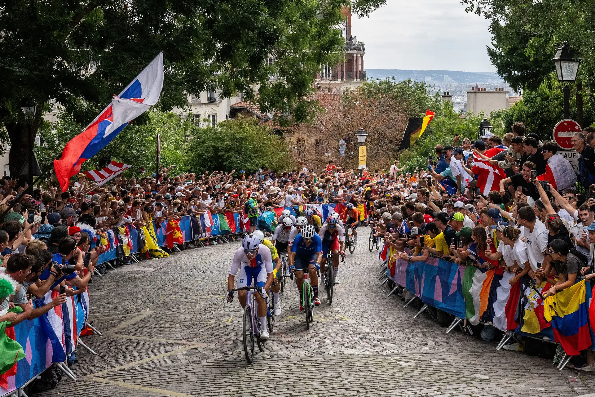 “Isto são os Jogos do povo!”: na Paris dos bilhetes milionários, o ciclismo trouxe a chama olímpica para a rua. E de graça
