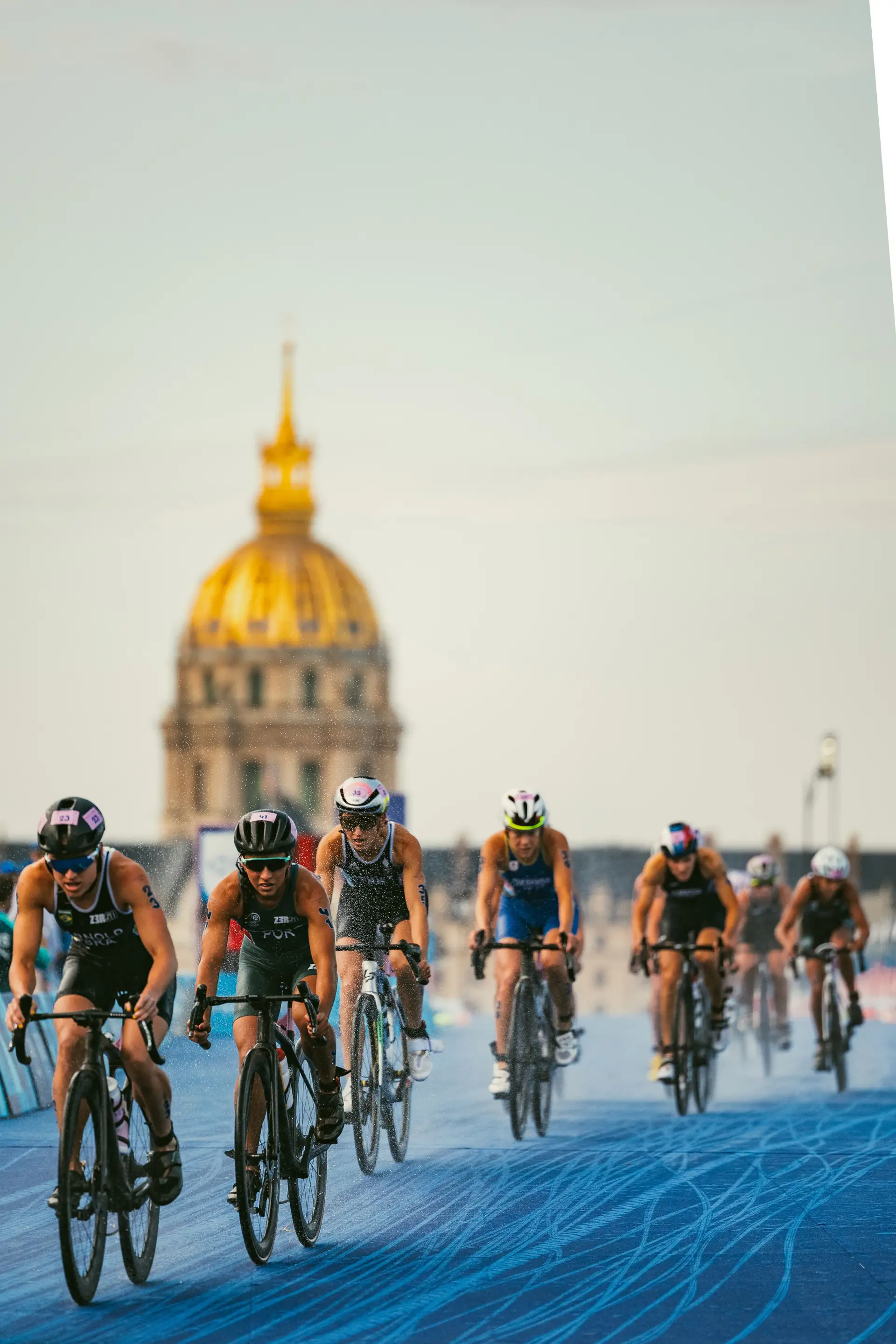 Maria Tomé a pedalar e inserida num grupo de atletas durante a prova olímpica de triatlo, em Paris.
