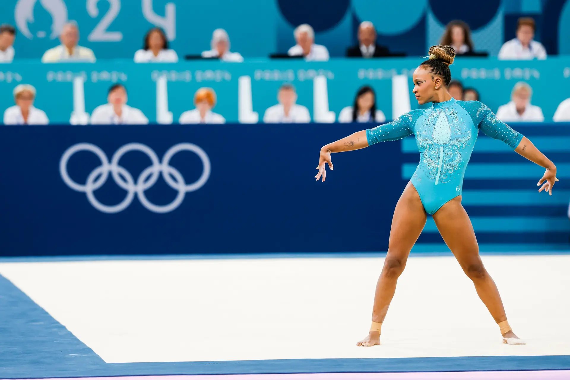 Simone Biles também é humana (ainda que não como nós) e fechou Paris a fazer a vénia a Rebeca Andrade, história do Brasil