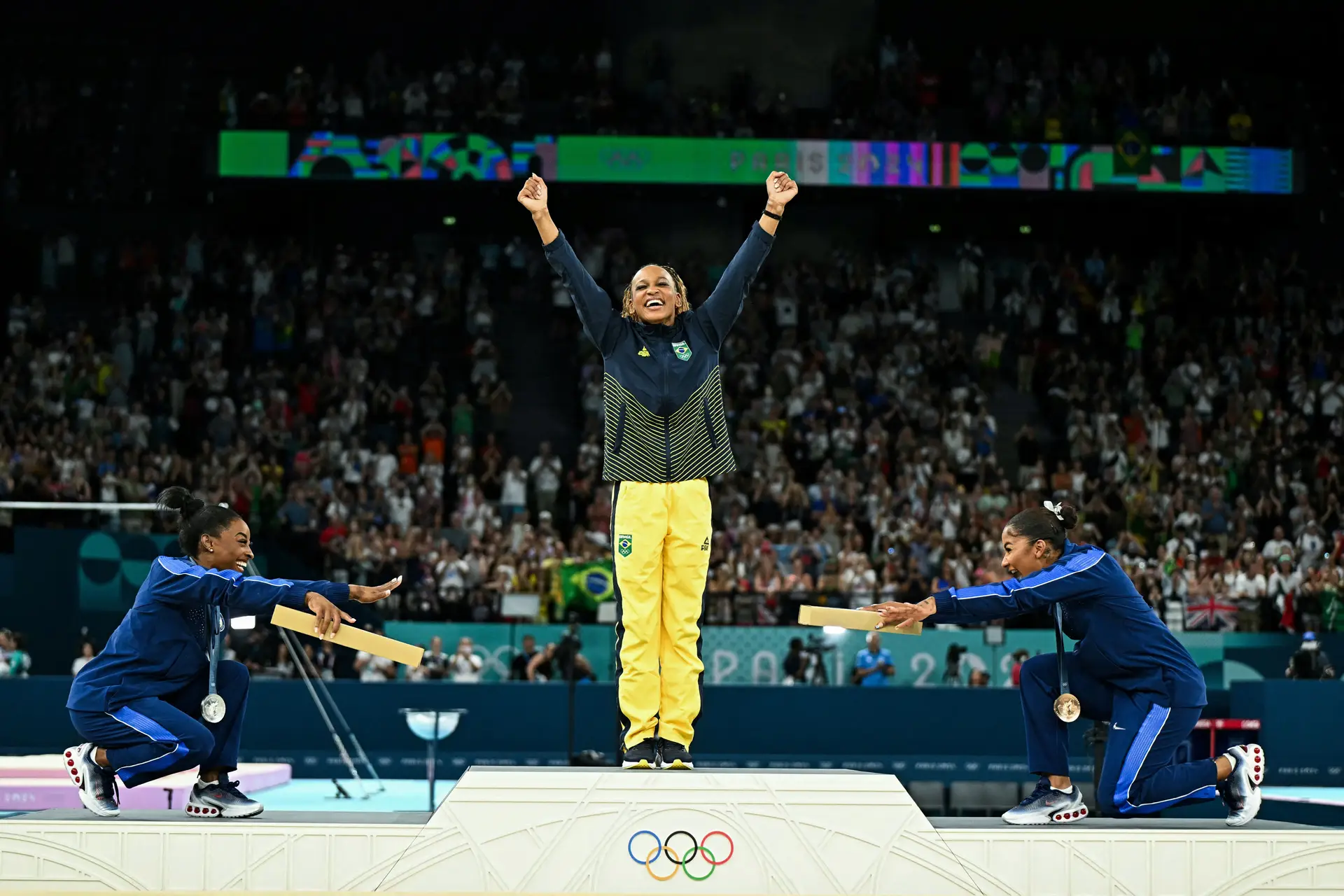 Simone Biles também é humana (ainda que não como nós) e fechou Paris a fazer a vénia a Rebeca Andrade, história do Brasil