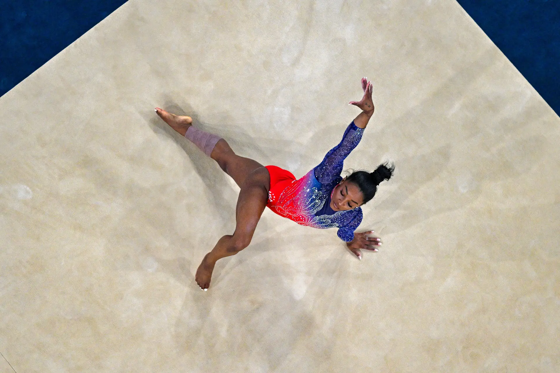 Simone Biles também é humana (ainda que não como nós) e fechou Paris a fazer a vénia a Rebeca Andrade, história do Brasil