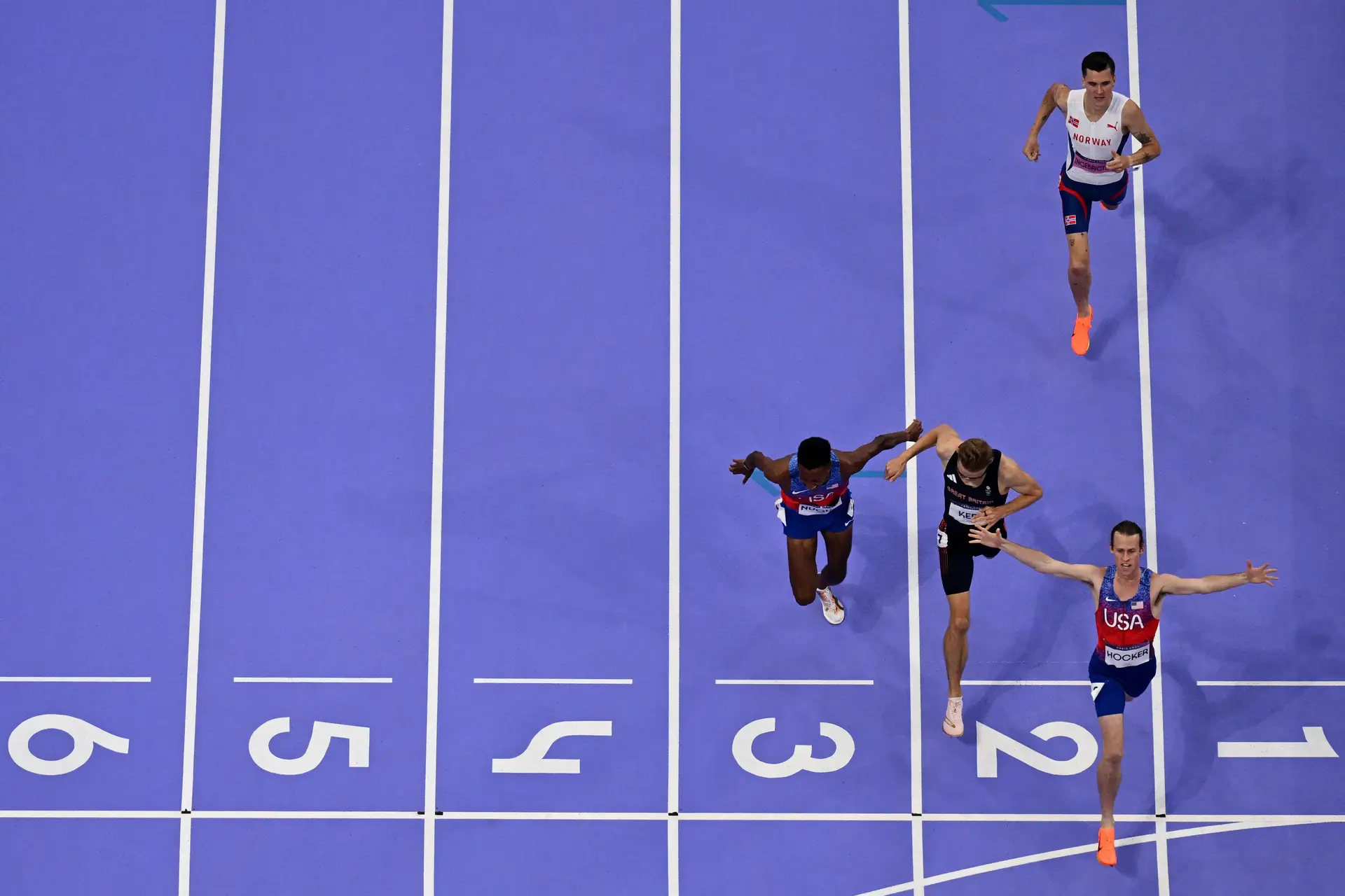 O “passeio pelo parque” de Jakob Ingebrigtsen transformou-se em corrida suicida e Cole Hocker é o surpreendente ouro nos 1.500m