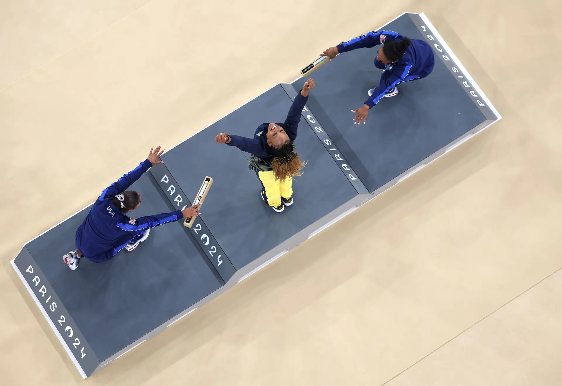 Simone Biles explica vénia a Rebeca Andrade: “Ela é fantástica, uma rainha. Acho que era a coisa certa a fazer”
